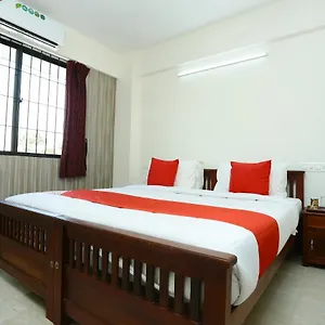 https://oyo-20010-silverkey-kakkanad.kerala-hotels.net
